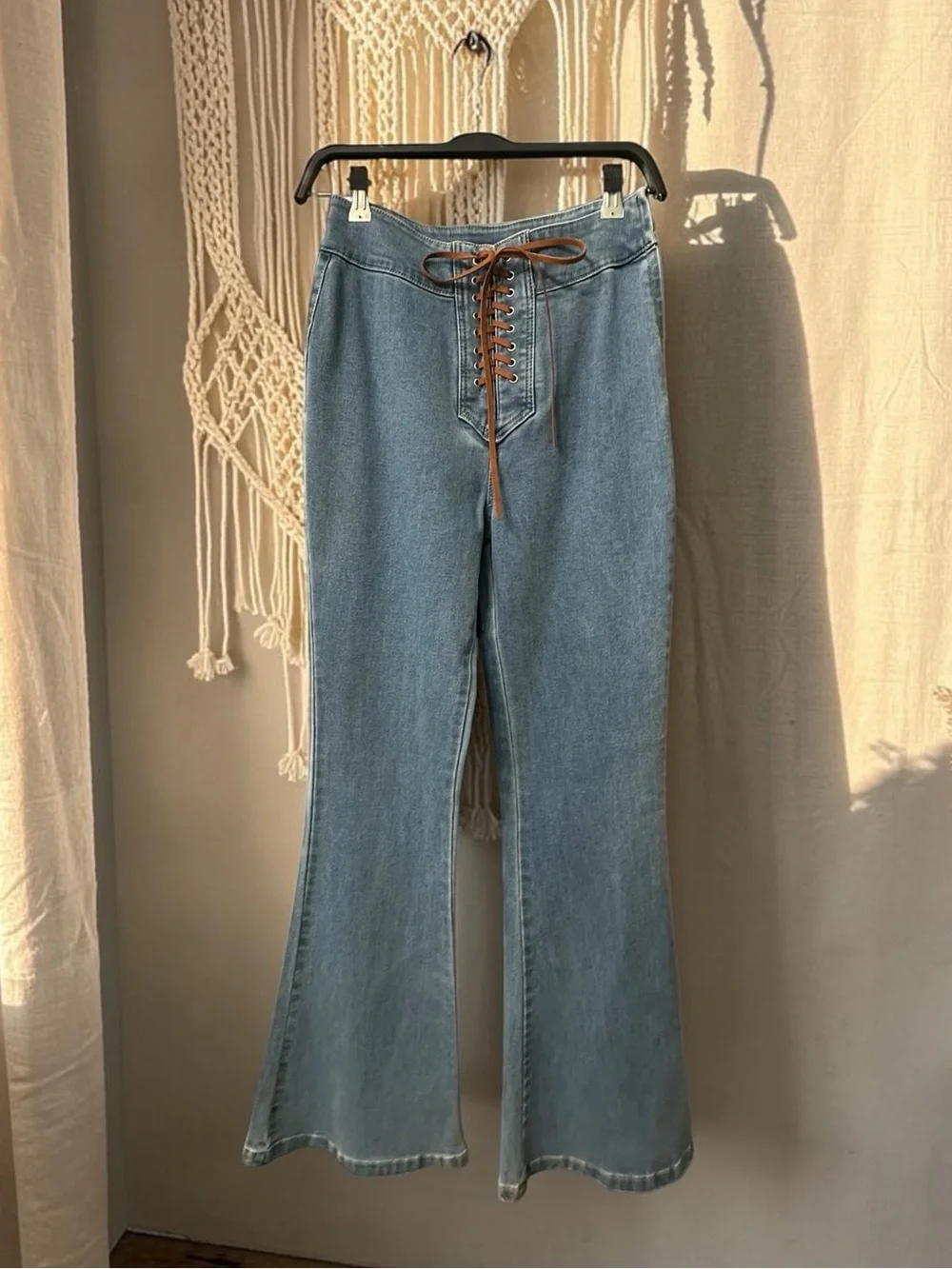 Forever 21 High Rise Flare LaceUp Jeans. Stretchy. Size: 28 NEW